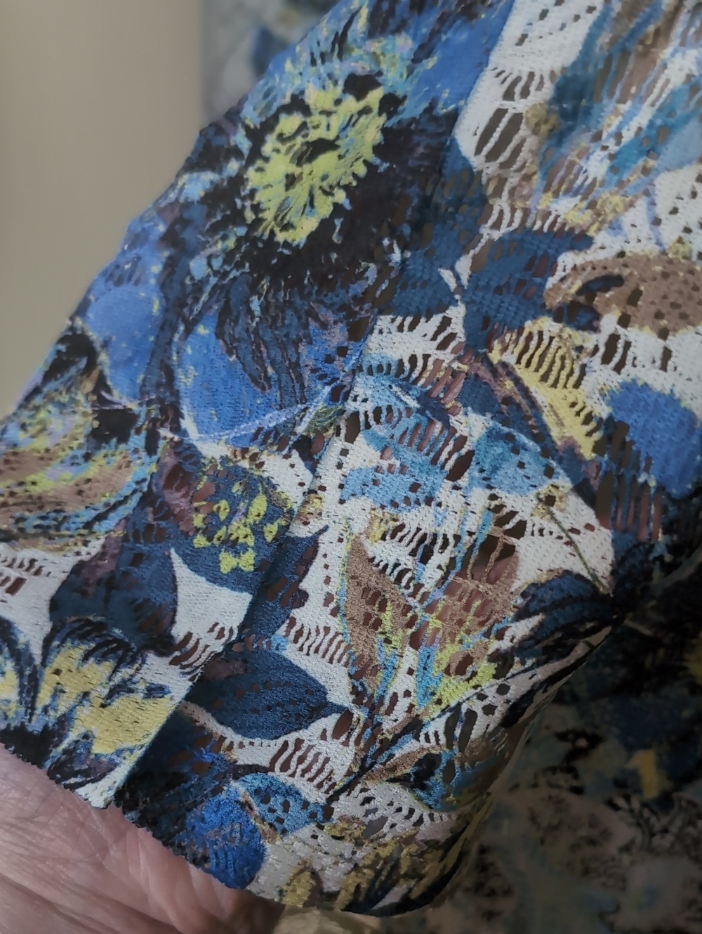 One World Women's Size Medium Lace Overlay Floral Top - Picture 12 of 14
